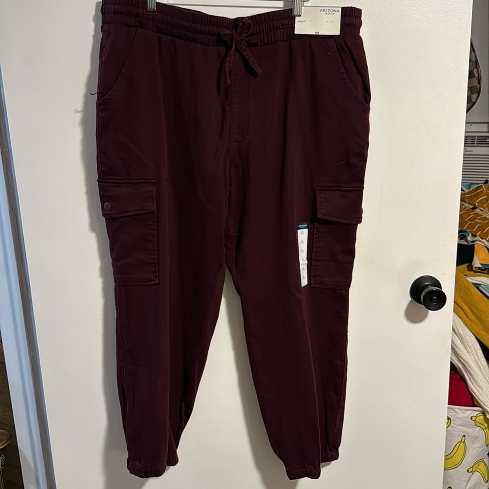 Women’s/juniors XXL burgundy cargo joggers NWT